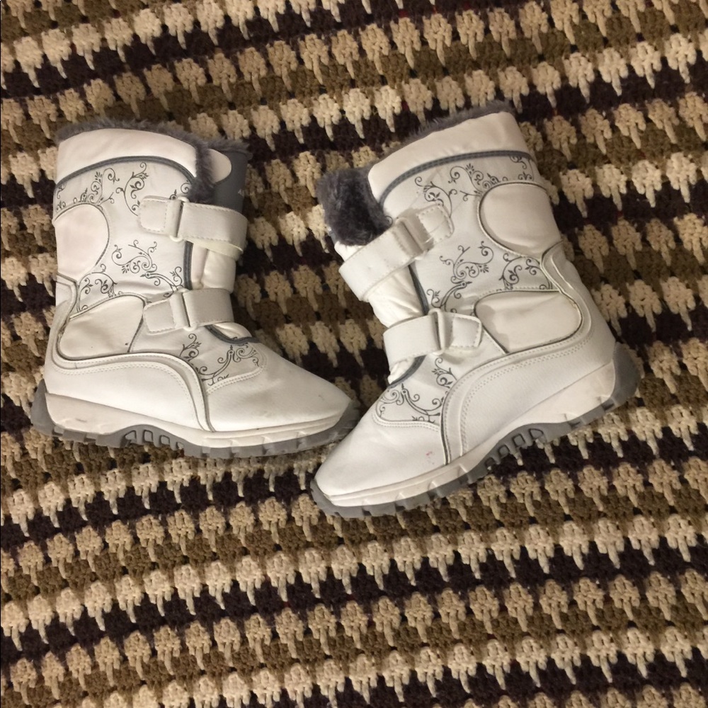 Airwalk women’s snow boots size 9